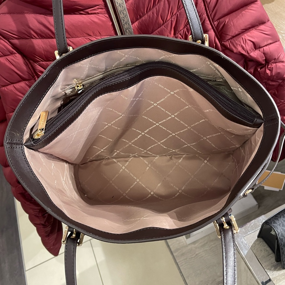 MICHAEL KORS Voyager Lg Color-Block Metallic Signature Logo EW Tote 
Brown 
NWT - Picture 6 of 16